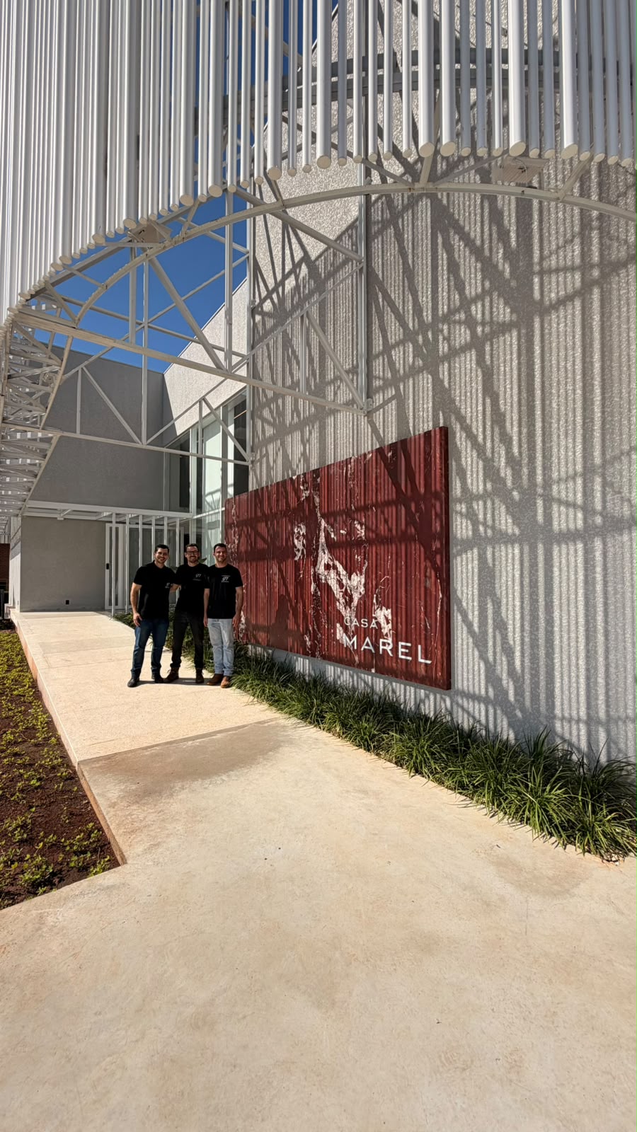 Casa Marel — fachada com a equipe 177