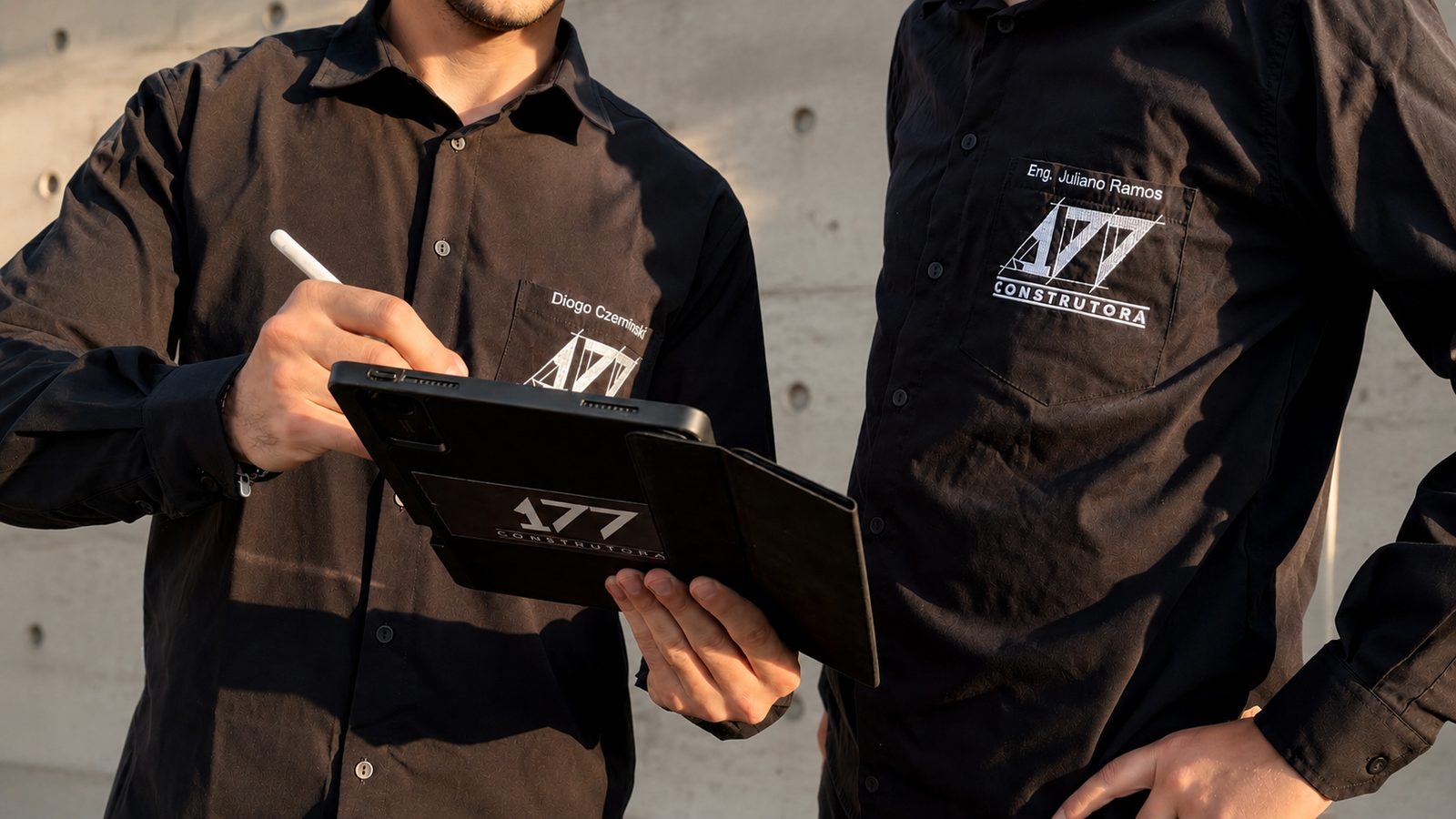 Equipe 177 analisando projeto em tablet