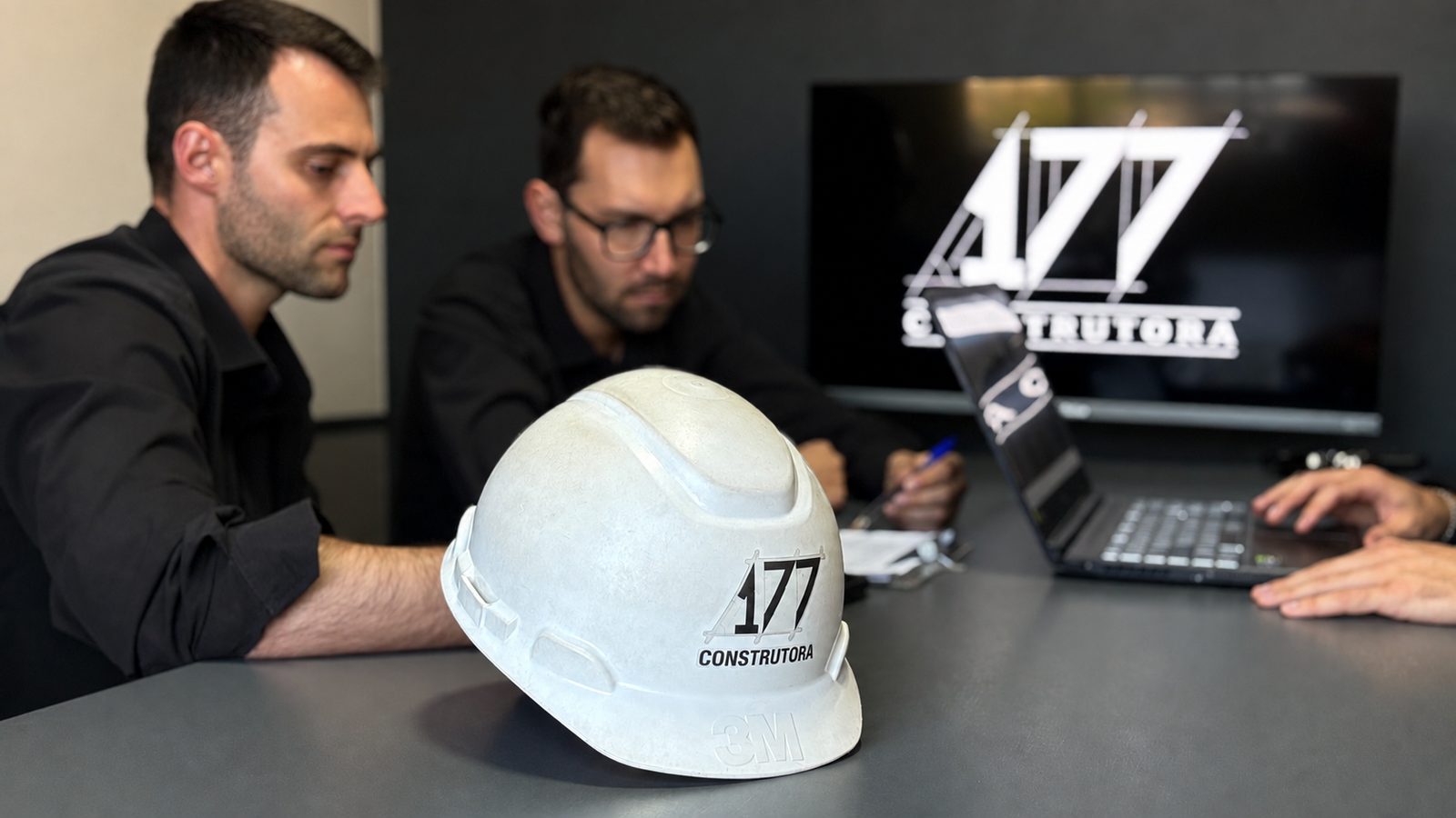 Equipe 177 no escritório