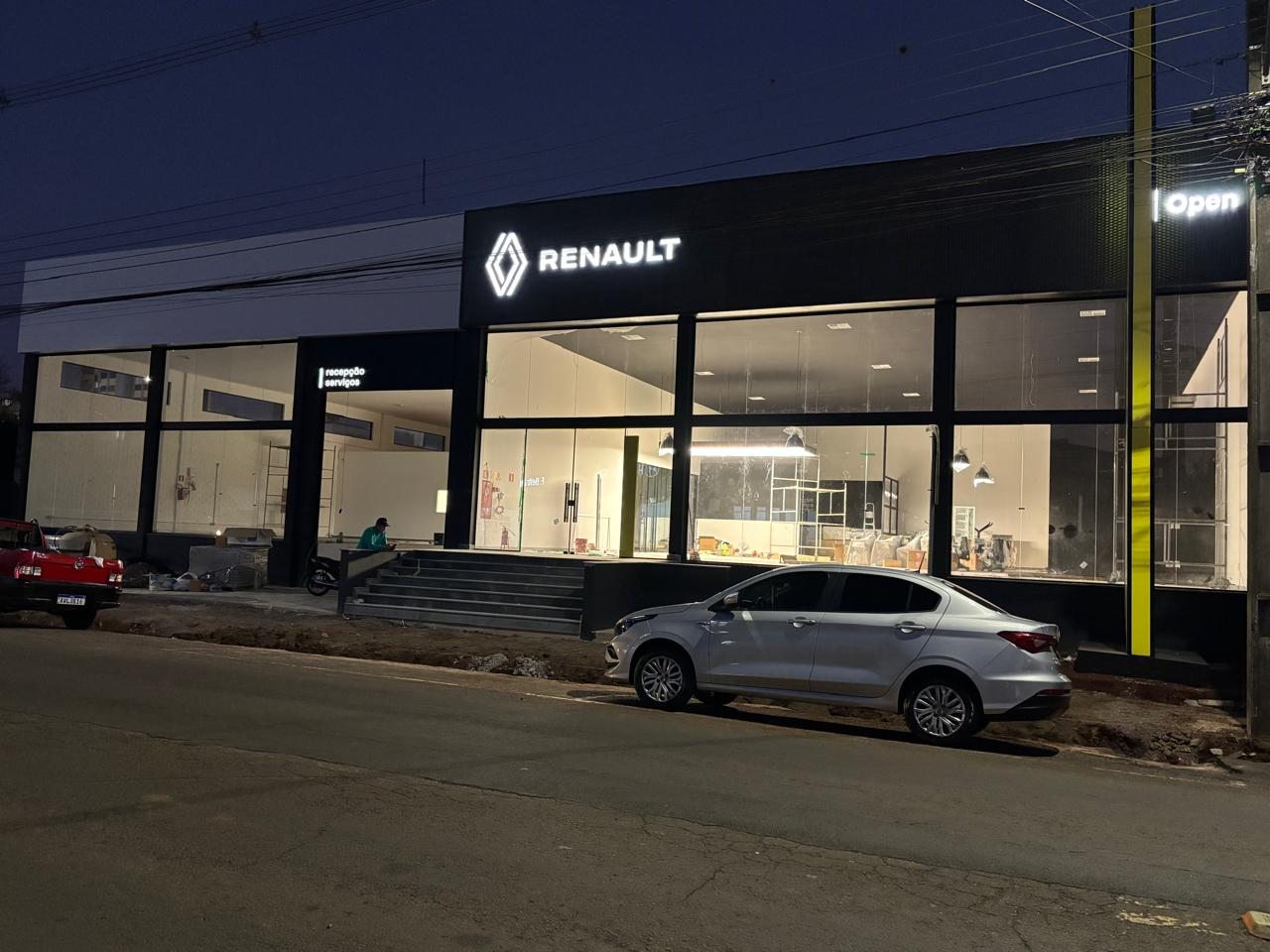 Concessionária Renault Open à noite