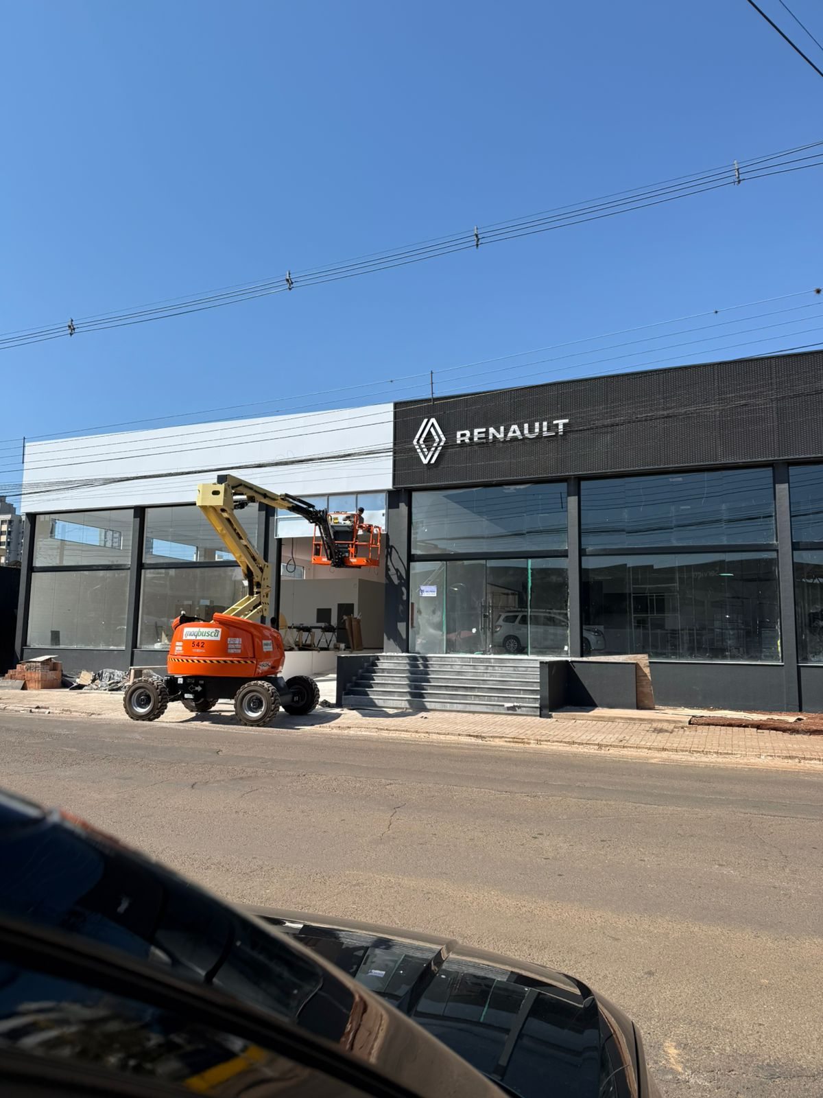 Execução da fachada da Renault Open